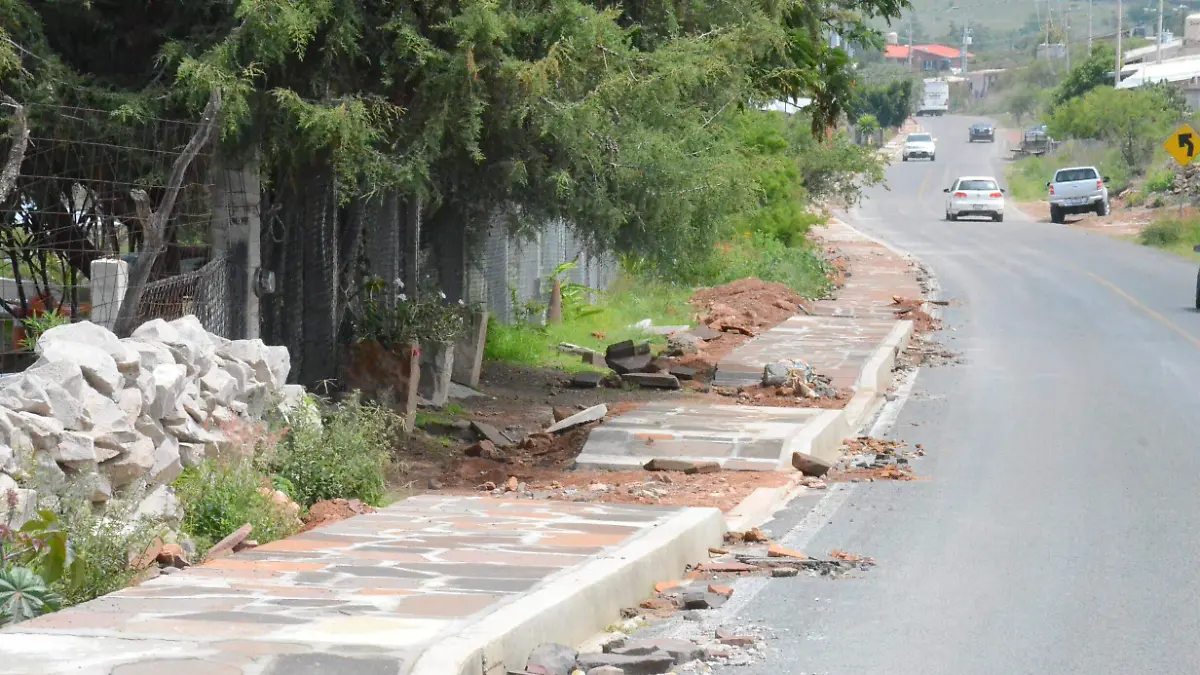 Construyen más de mil 500 metros de banqueta.  Foto Luis Luévanos.